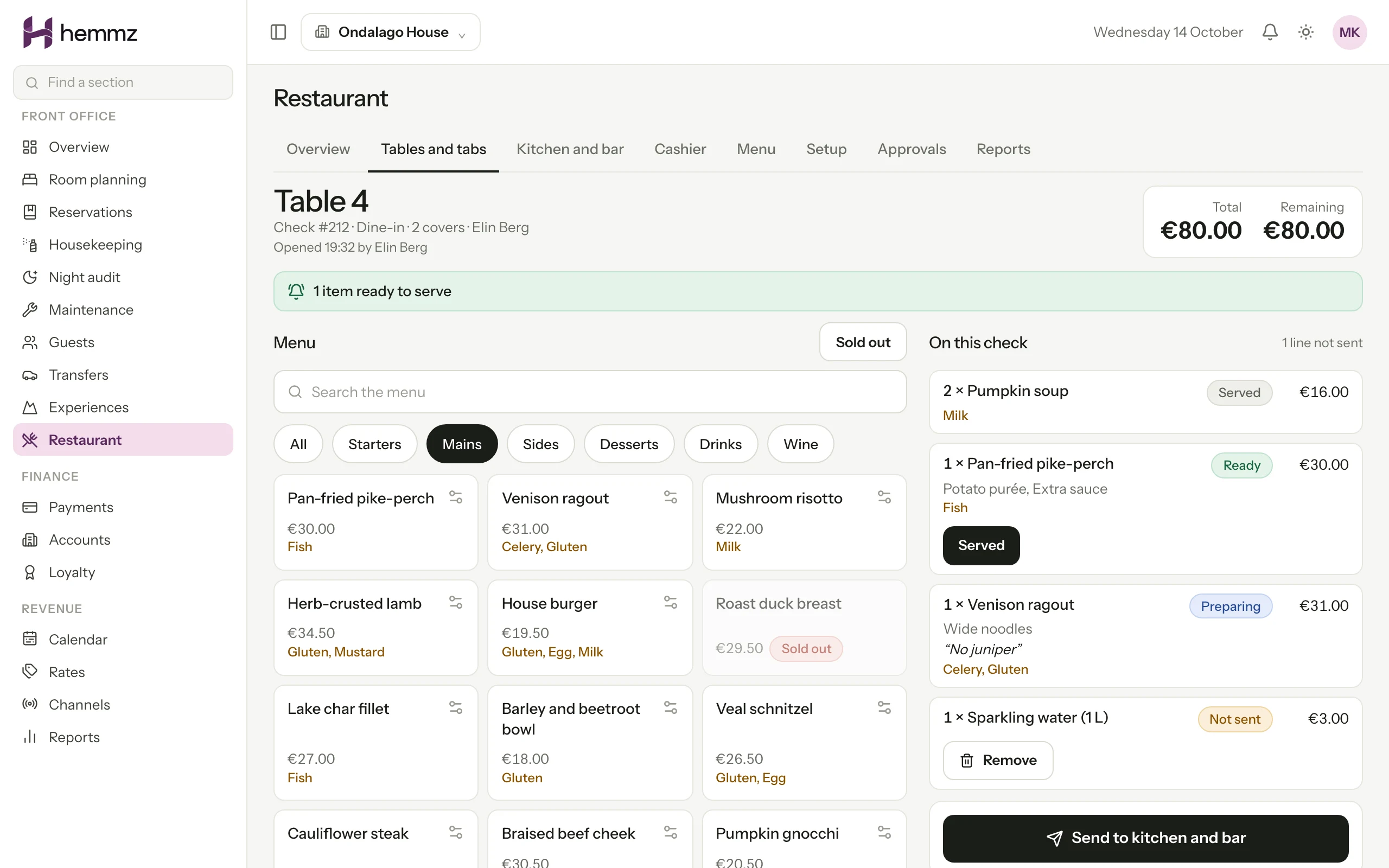 An open restaurant check at table 4 with the menu by course on the left, the lines on the check with their kitchen state on the right, and the total and remaining balance above. Illustration with sample data.